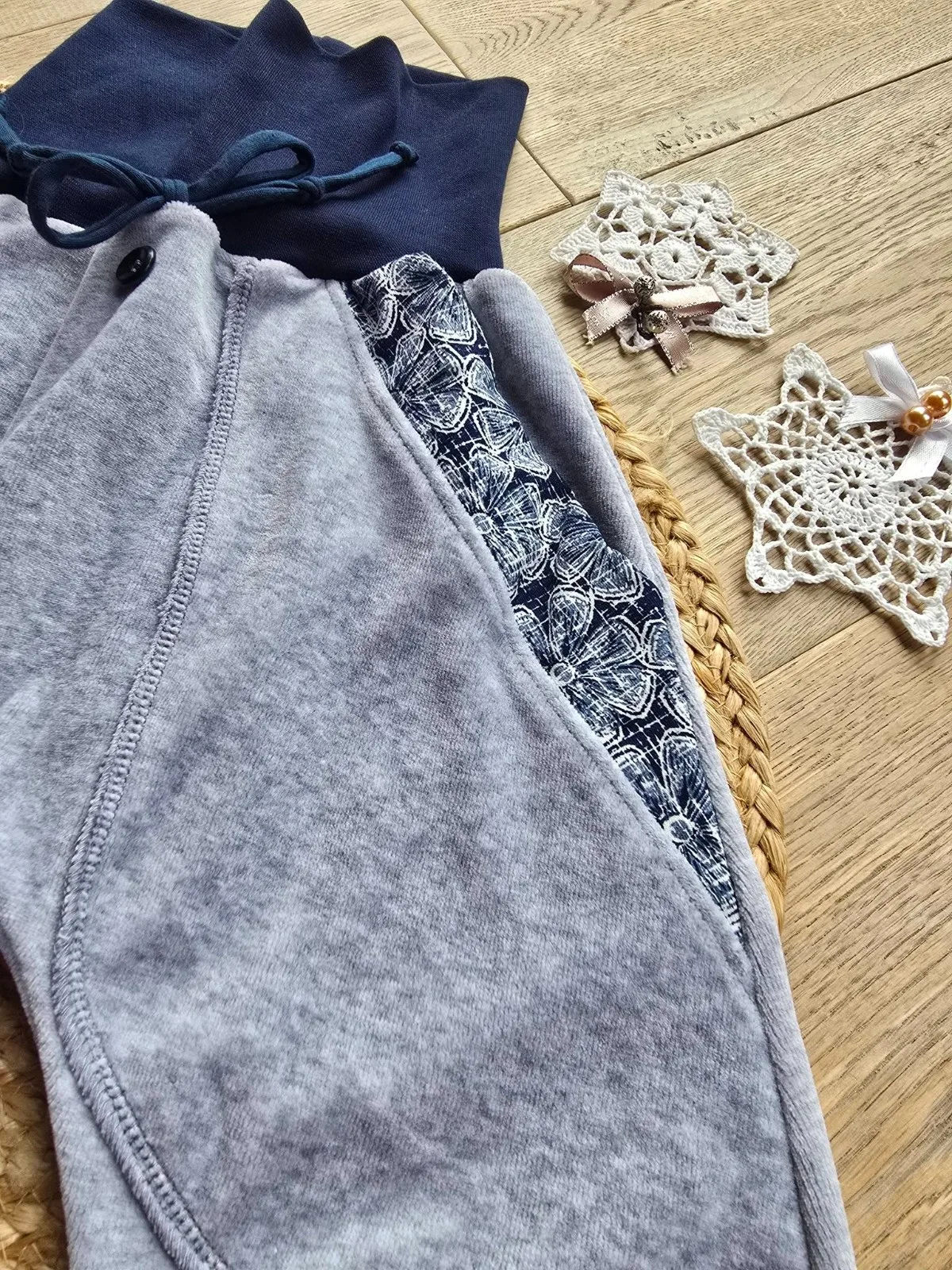 Kuschelige Plüsch Pumphose Gr.104/110 Weich Mädchenhose warm, Blumen – Bild 3