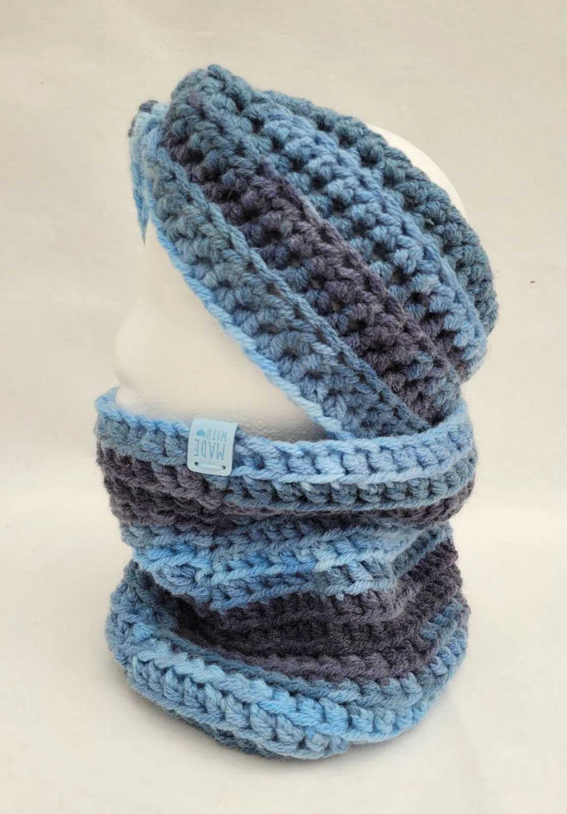 2-teiliges gehäkeltes Winter Set in Blautöne für Damen: Stirnband KU 53–57 cm, Halswärmer dicke Mischwolle (25% Wolle) – Bild 2