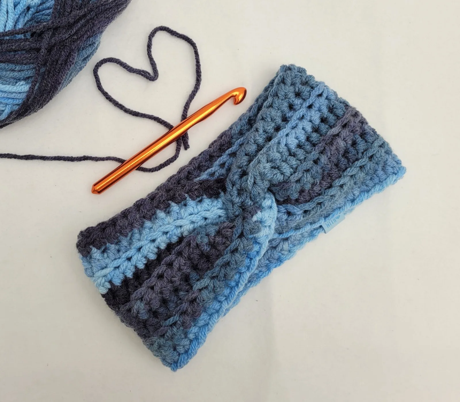 2-teiliges gehäkeltes Winter Set in Blautöne für Damen: Stirnband KU 53–57 cm, Halswärmer dicke Mischwolle (25% Wolle) – Bild 6