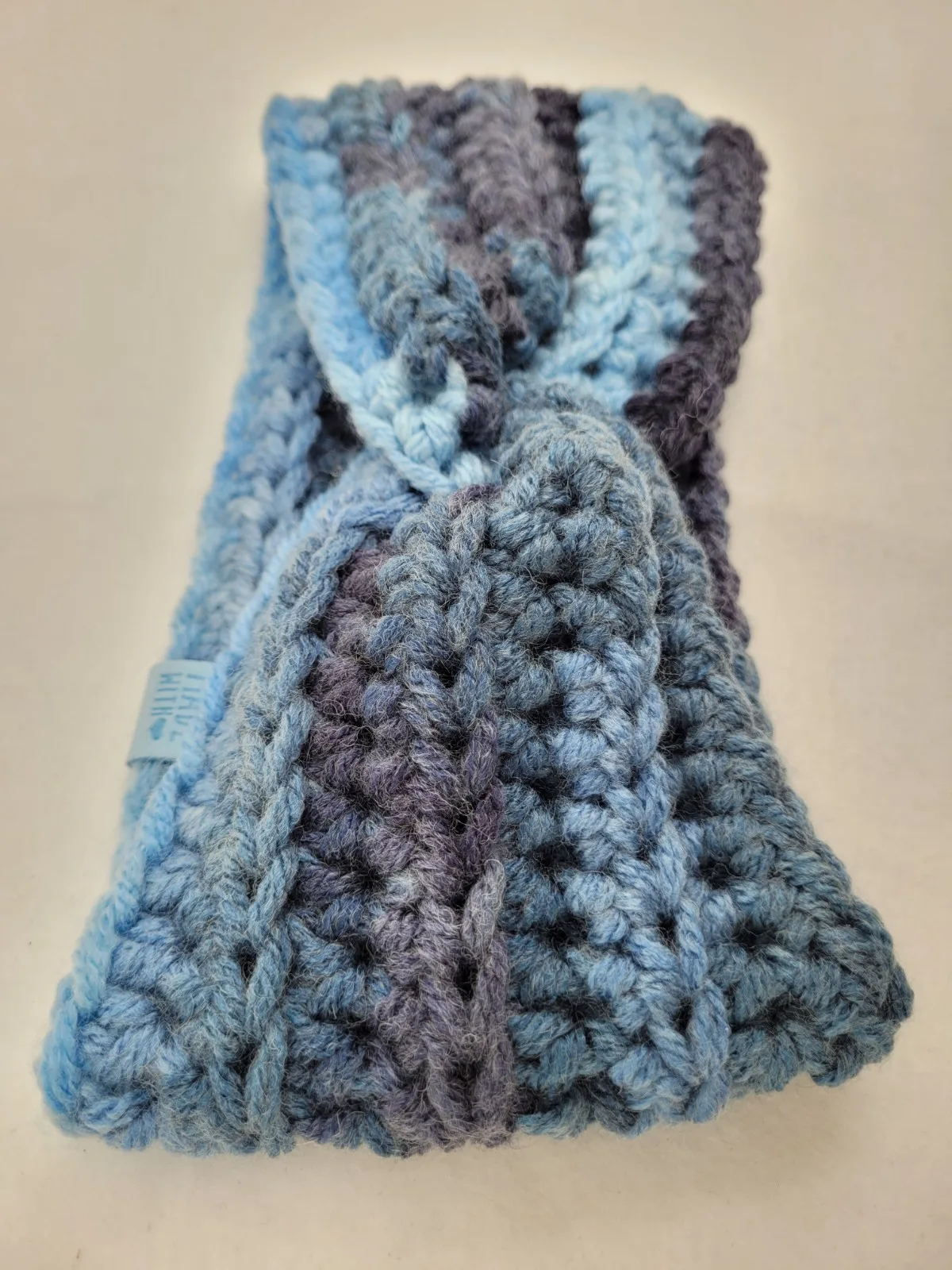 Handgehäkeltes Stirnband für Damen in Blautönen Winter Haarband Kopfbedeckung dicke Mischwolle (25% Wolle) KU 53–57 cm – Bild 3