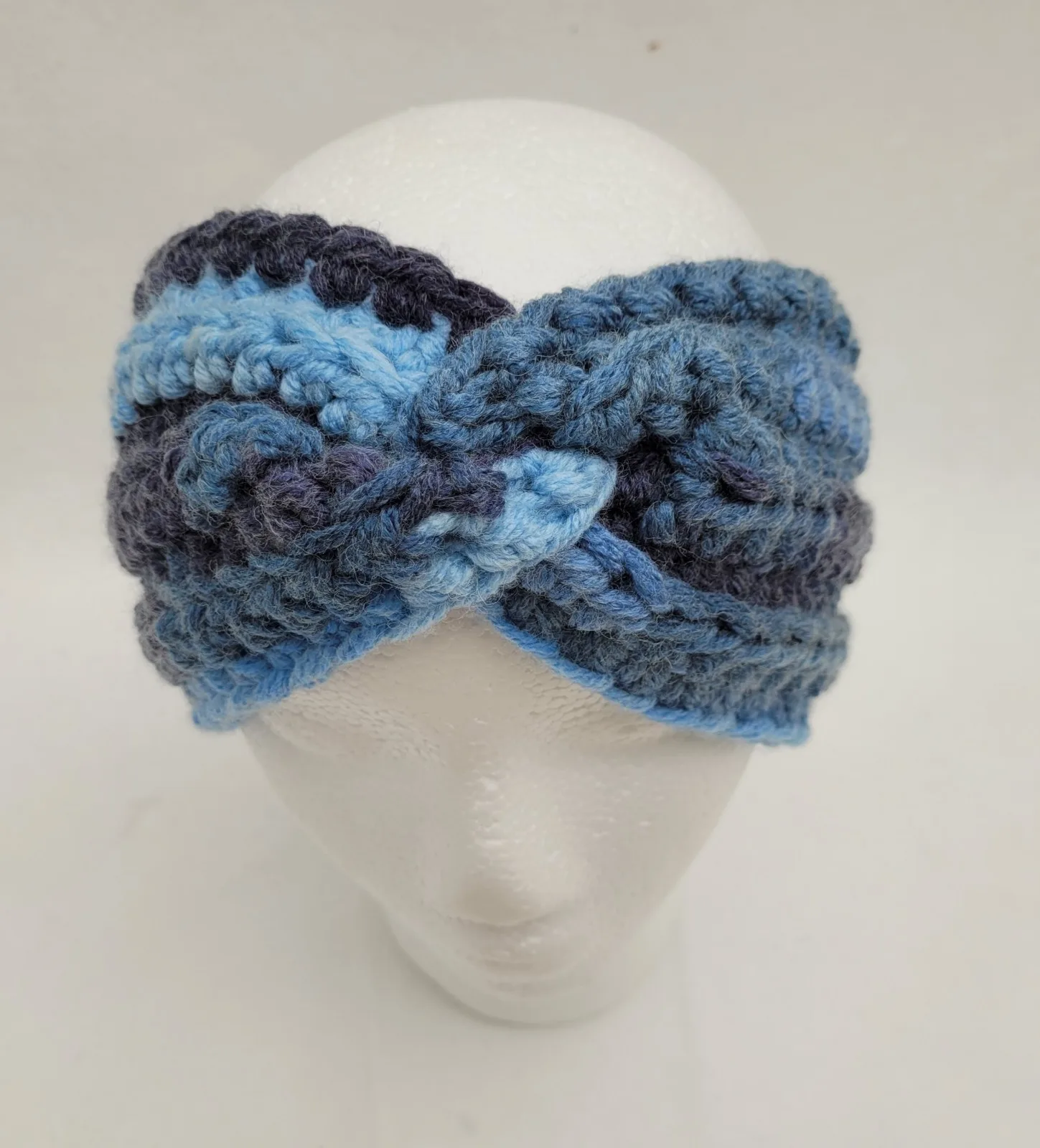 Handgehäkeltes Stirnband für Damen in Blautönen Winter Haarband Kopfbedeckung dicke Mischwolle (25% Wolle) KU 53–57 cm – Bild 5