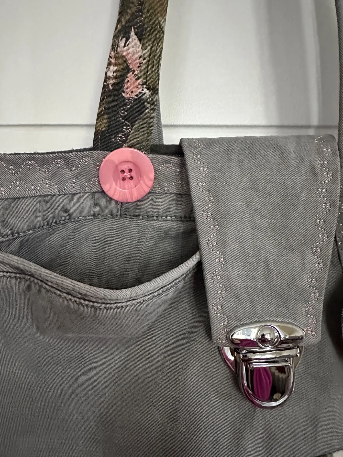 Einkaufstasche aus grauer Jeans, Upcycling Jeanstasche, Unikat – Bild 3