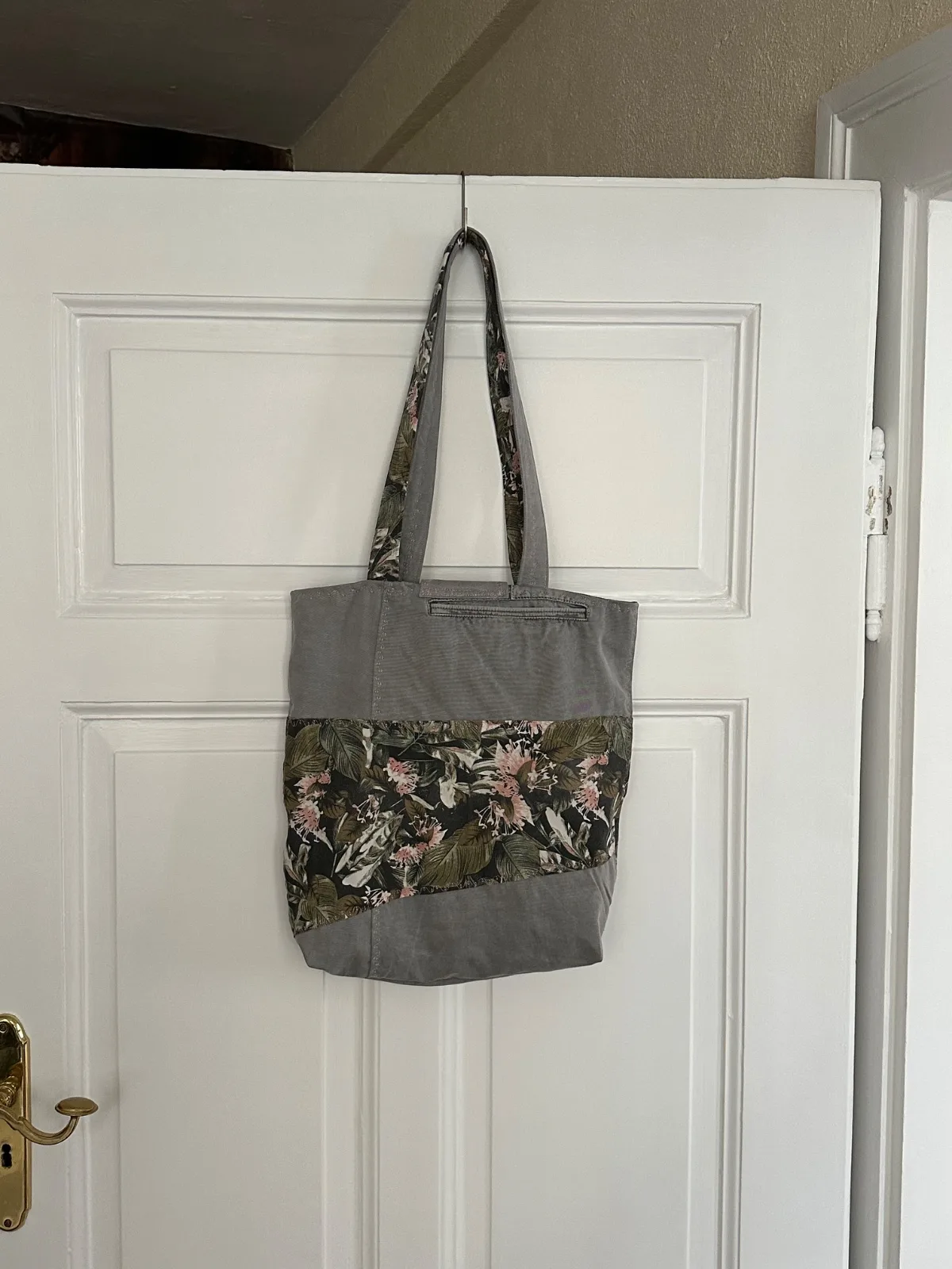 Einkaufstasche aus grauer Jeans, Upcycling Jeanstasche, Unikat – Bild 2