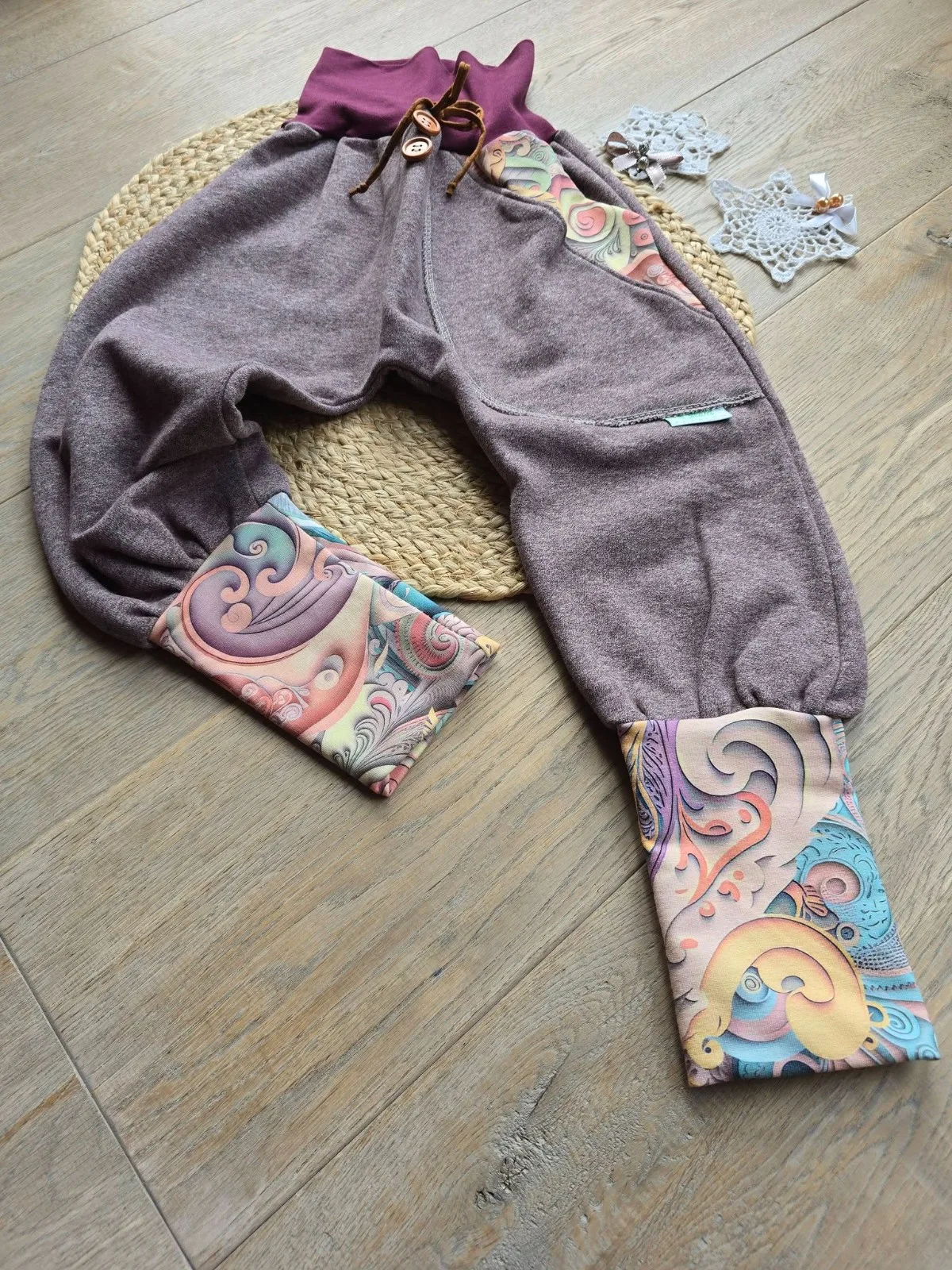 Mädchenhose Gr. 110/116 aus dickem Bio-Wintersweat – Malve, Pastellfarbe – Bild 5