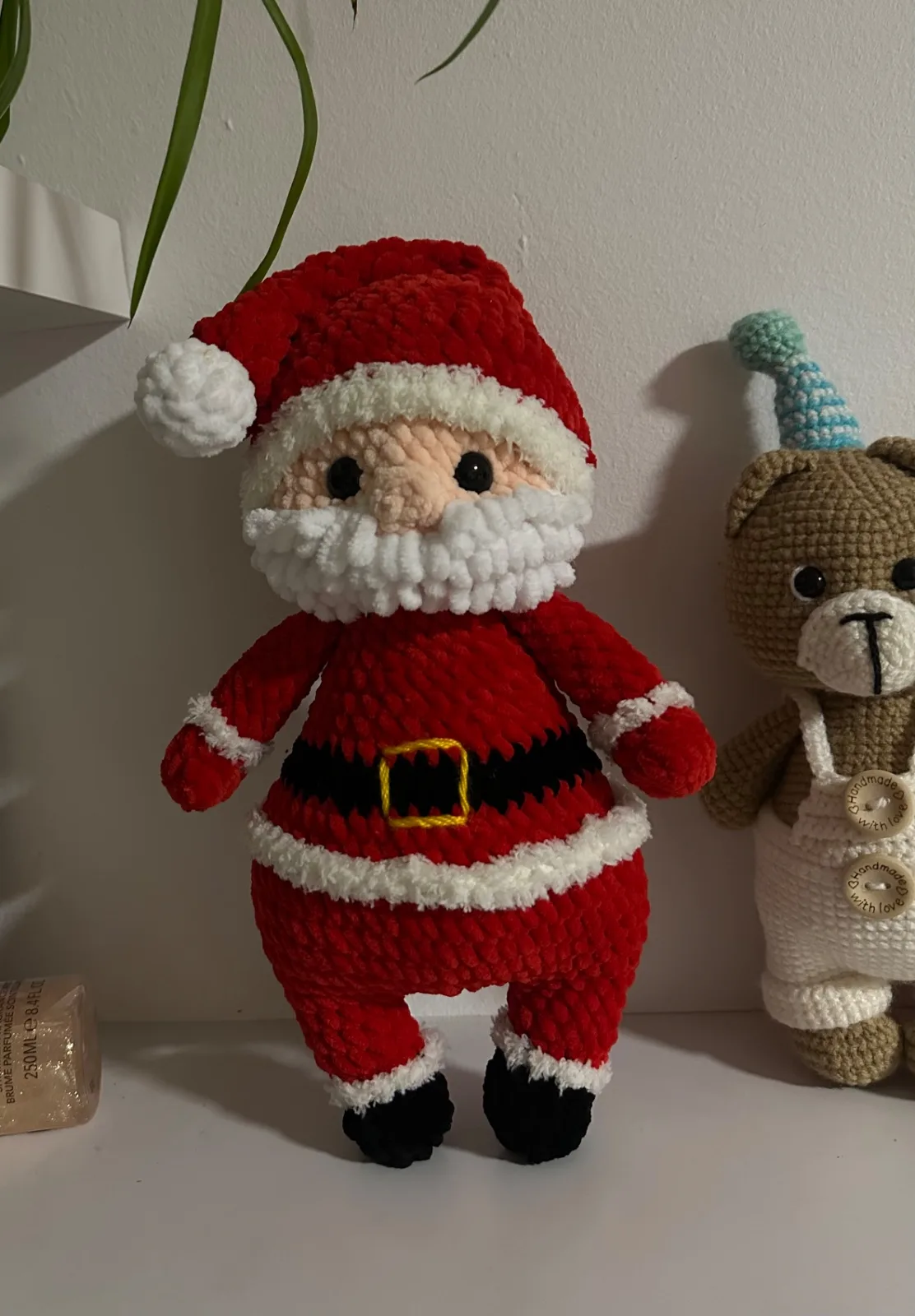 Handgehäkelter Weihnachtsmann aus Chenillegarn, ca. 30cm, Weihnachtsdeko, handgemachtes Geschenk – Bild 4