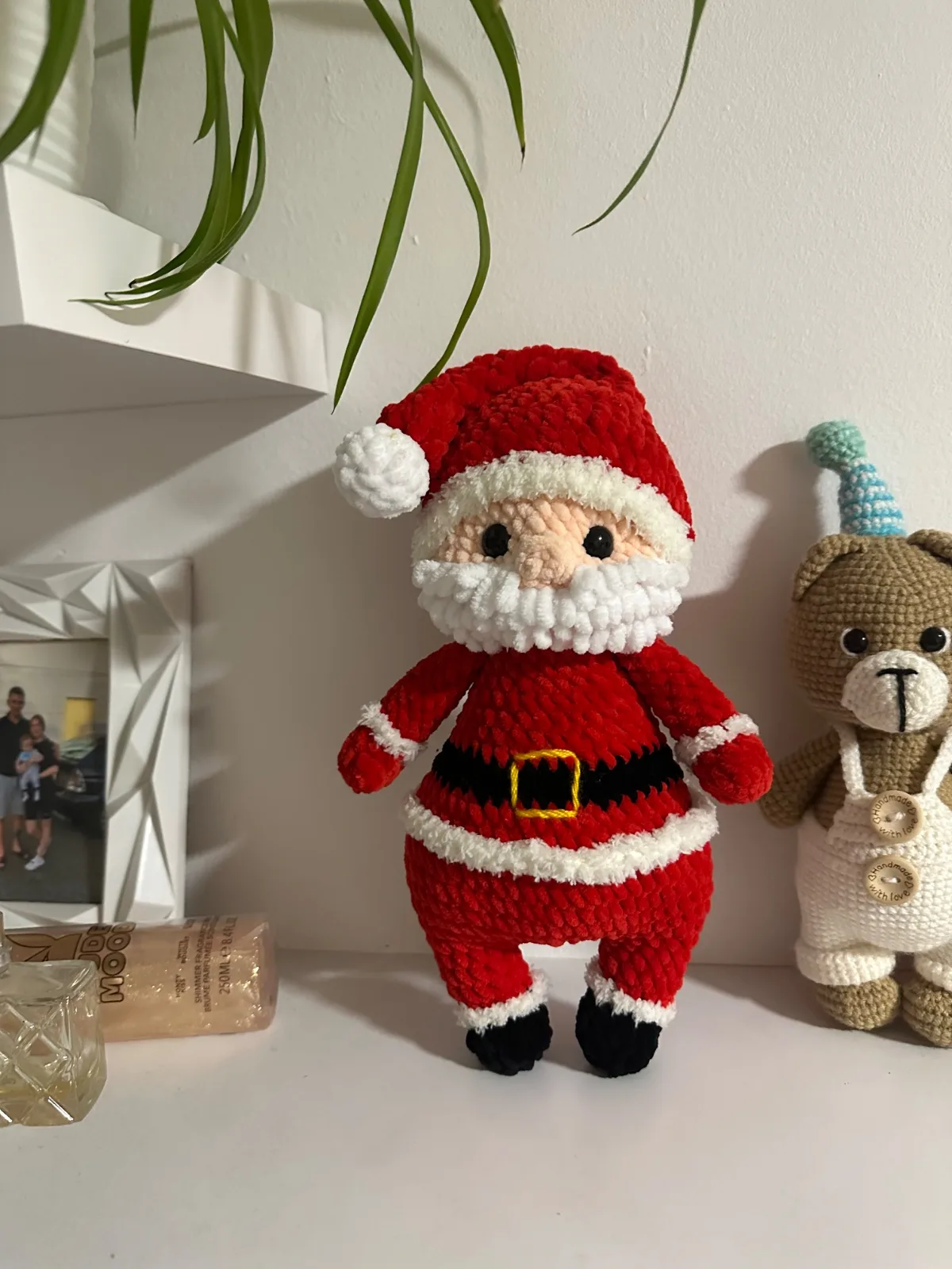 Handgehäkelter Weihnachtsmann aus Chenillegarn, ca. 30cm, Weihnachtsdeko, handgemachtes Geschenk – Bild 3