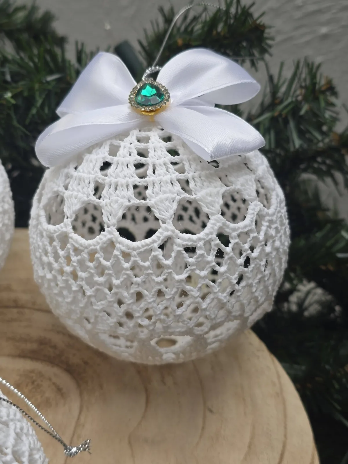 Handgehäkelte Weihnachtskugeln 3er Set mit grünen Schmucksteinen – Bild 4