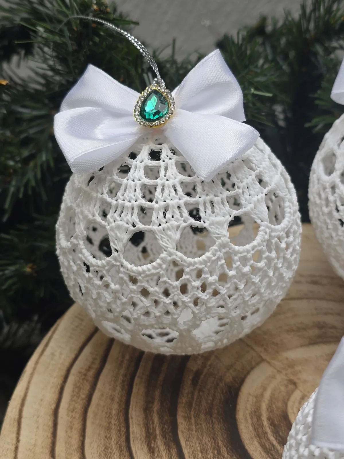 Handgehäkelte Weihnachtskugeln 3er Set mit grünen Schmucksteinen – Bild 5