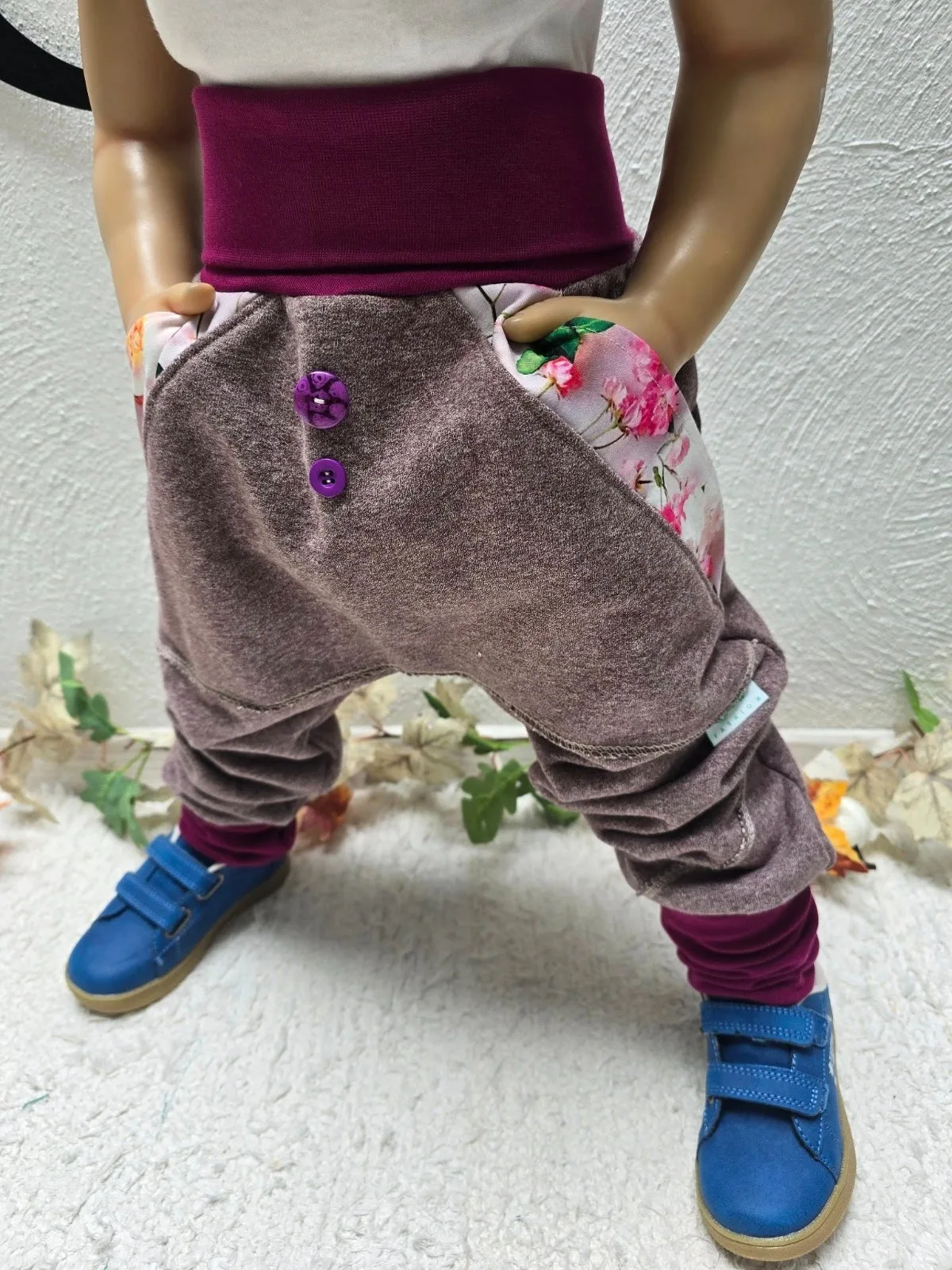 Mädchenhose Gr. 110/116 aus dickem Bio-Wintersweat – Mauve, Blumigen – Bild 5