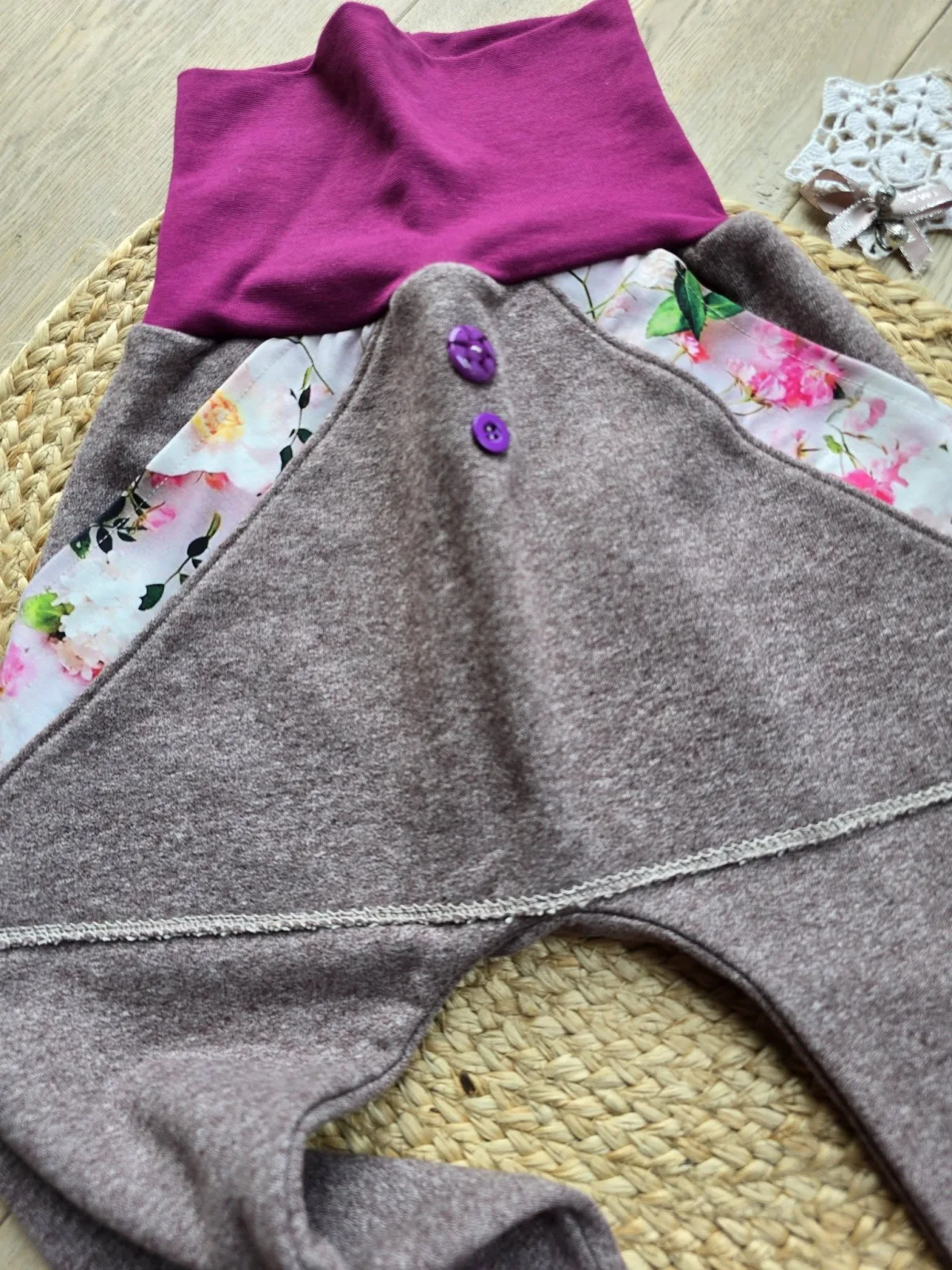 Mädchenhose Gr. 110/116 aus dickem Bio-Wintersweat – Mauve, Blumigen – Bild 3