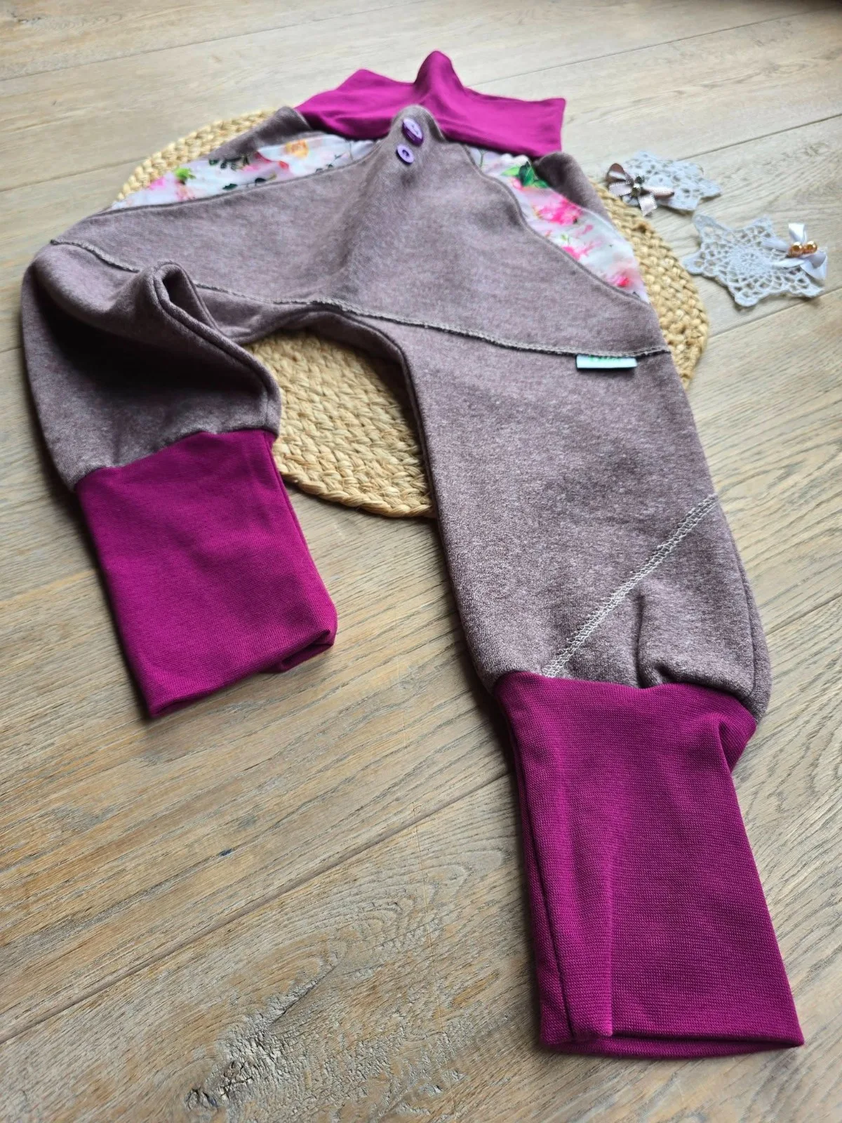 Mädchenhose Gr. 110/116 aus dickem Bio-Wintersweat – Mauve, Blumigen – Bild 4