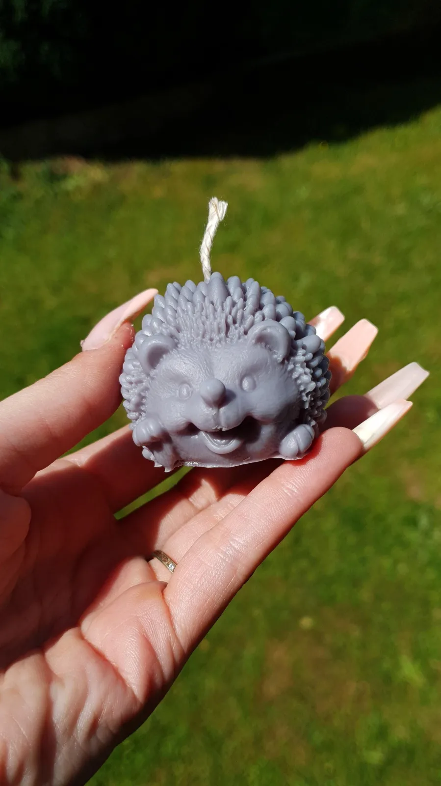 Igel Kerze aus Rapswachs – Tierkerze als Herbstdeko & Geschenkidee – Bild 3