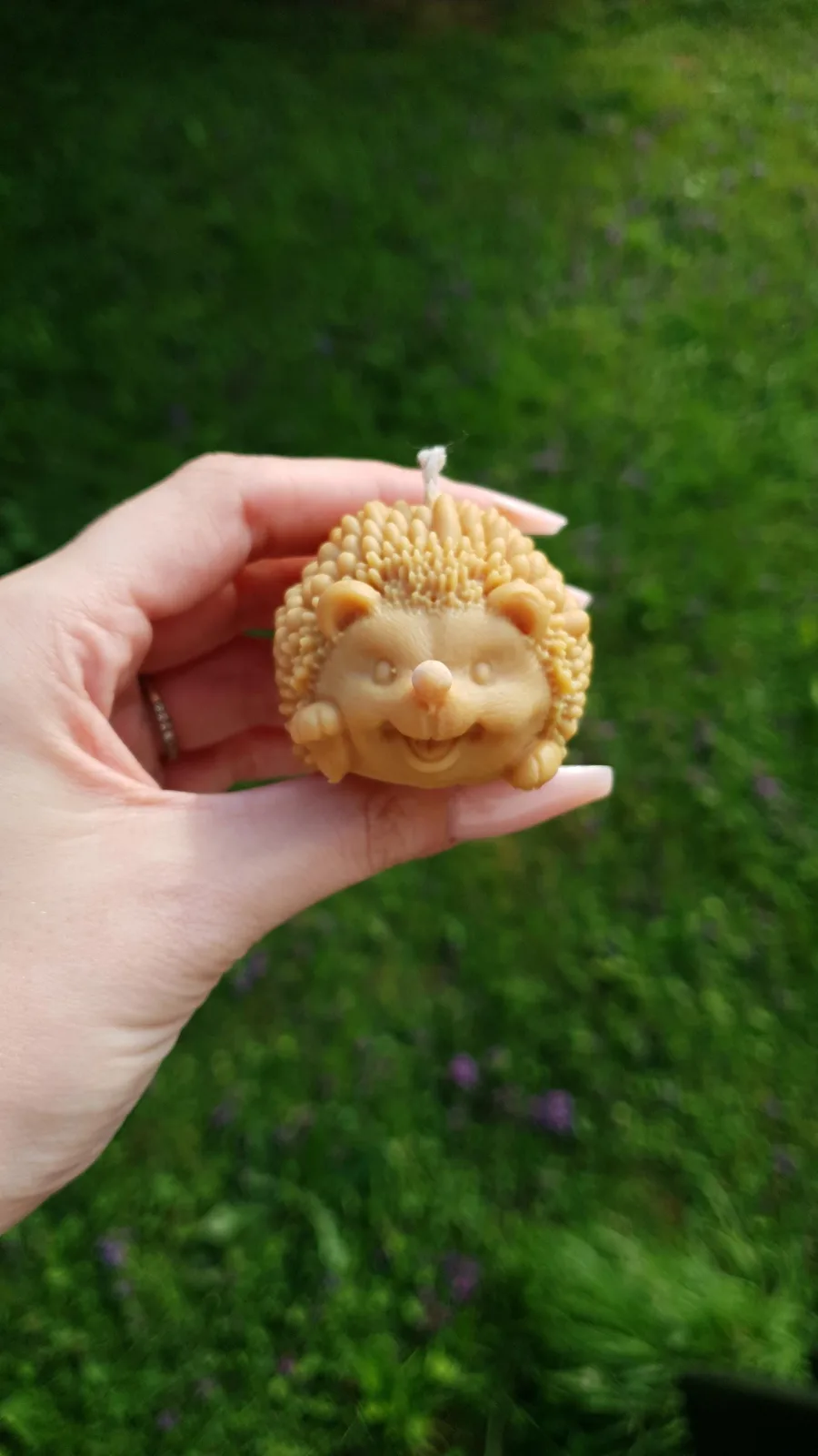 Igel Kerze aus Rapswachs – Tierkerze als Herbstdeko & Geschenkidee – Bild 2