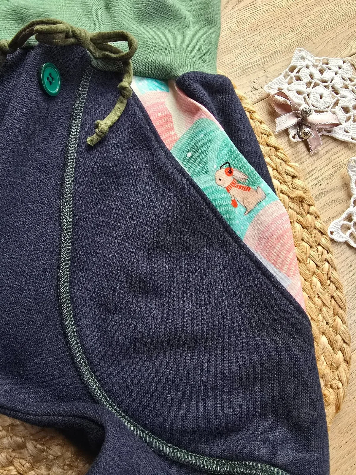 Kuschelige Kinder Pumphose, angerautem Wintersweat Gr.110/116 Unisex & Wintermotiv – Bild 3