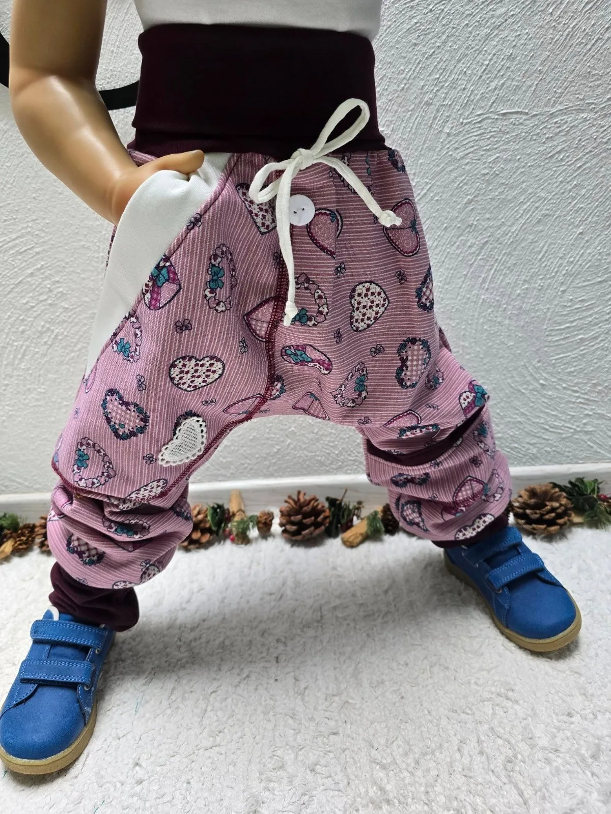 Kuschelige Kinder Bio Pumphose,angerautem Wintersweat Gr.110/116 warm,mit Herzen & Herzspitze – Bild 3