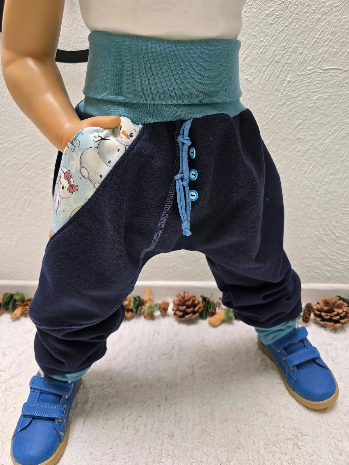 Kuschelige Kinder Bio Pumphose aus angerautem Wintersweat Gr.110/116 Schneemann – Bild 5