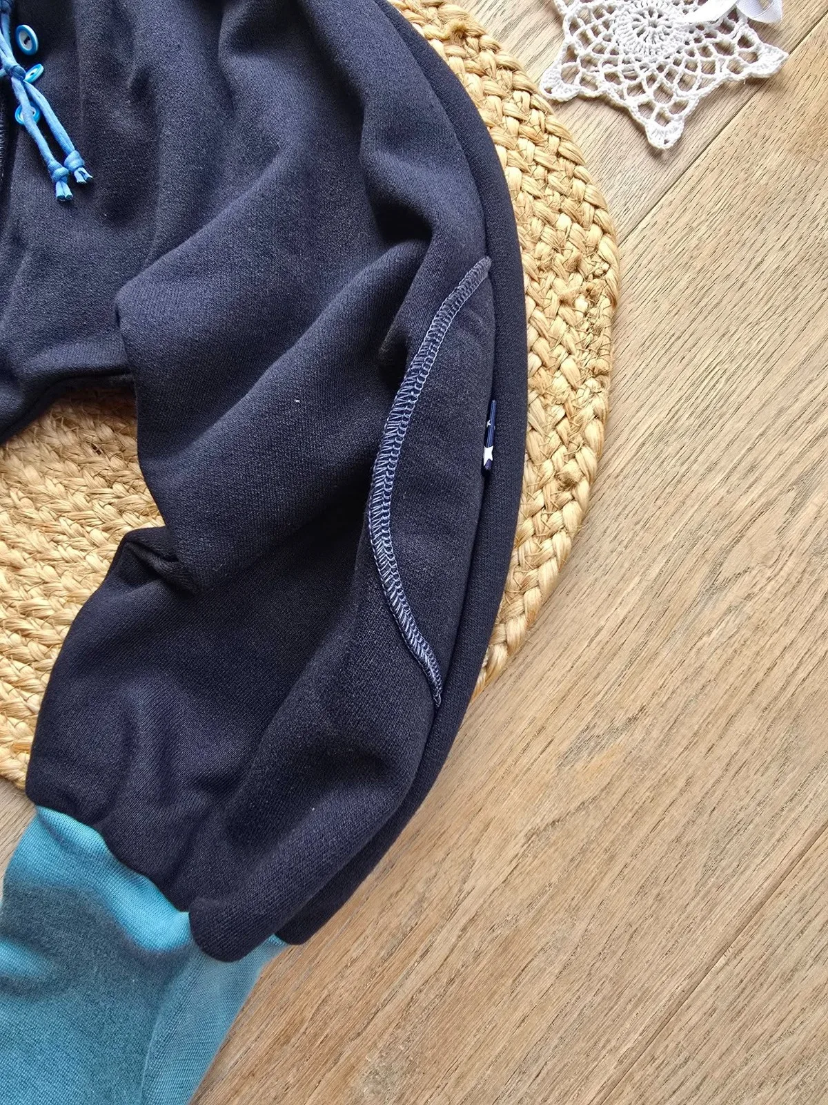 Kuschelige Kinder Bio Pumphose aus angerautem Wintersweat Gr.110/116 Schneemann – Bild 4