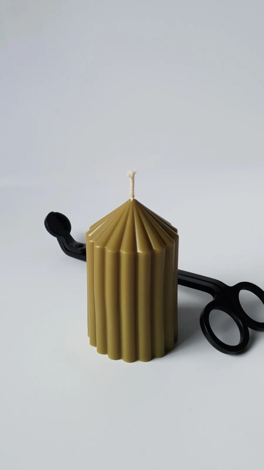Design Kerze aus Rapswachs – moderne Rillenkerze | minimalistische Deko – Bild 5