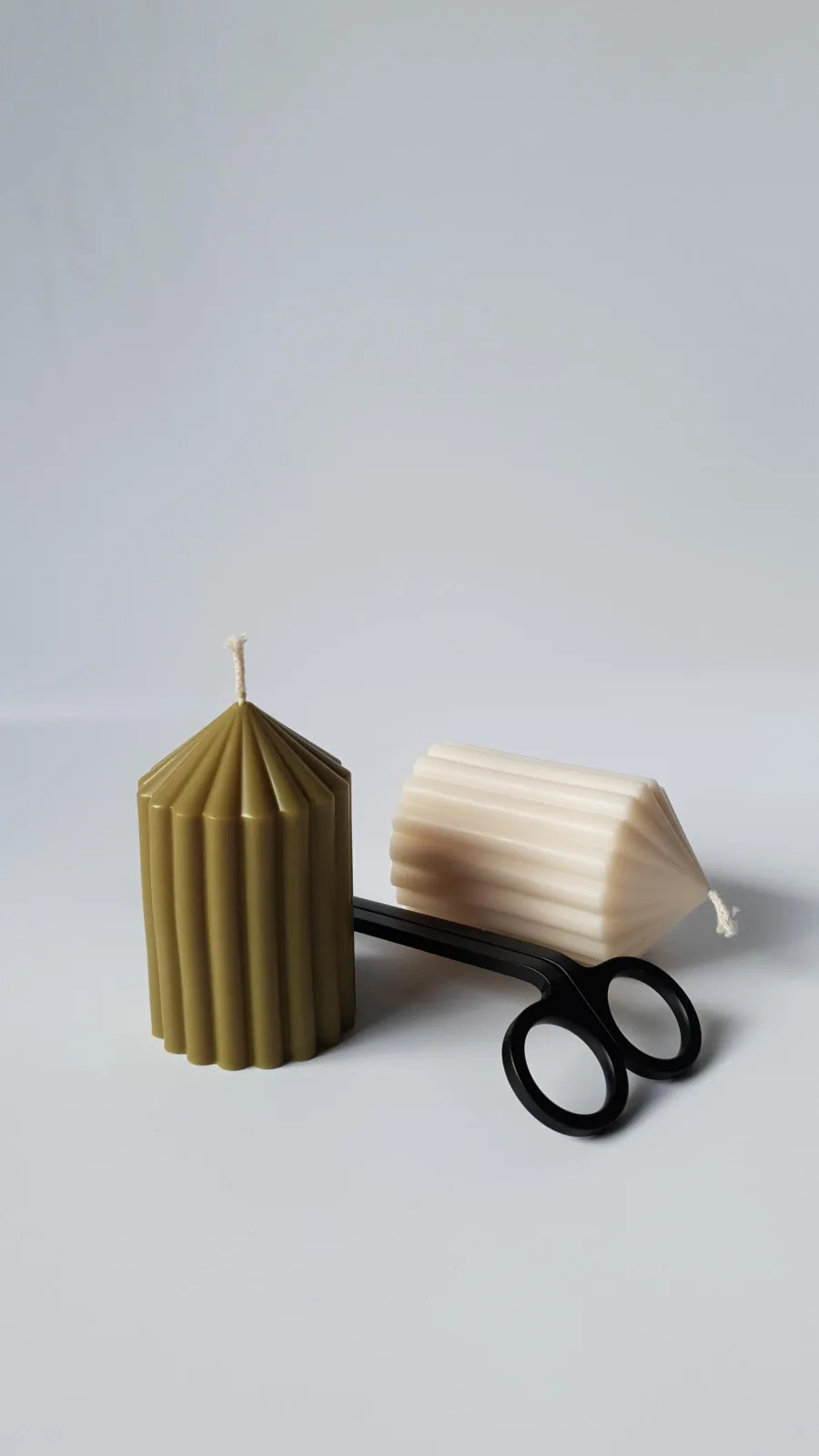 Design Kerze aus Rapswachs – moderne Rillenkerze | minimalistische Deko – Bild 2