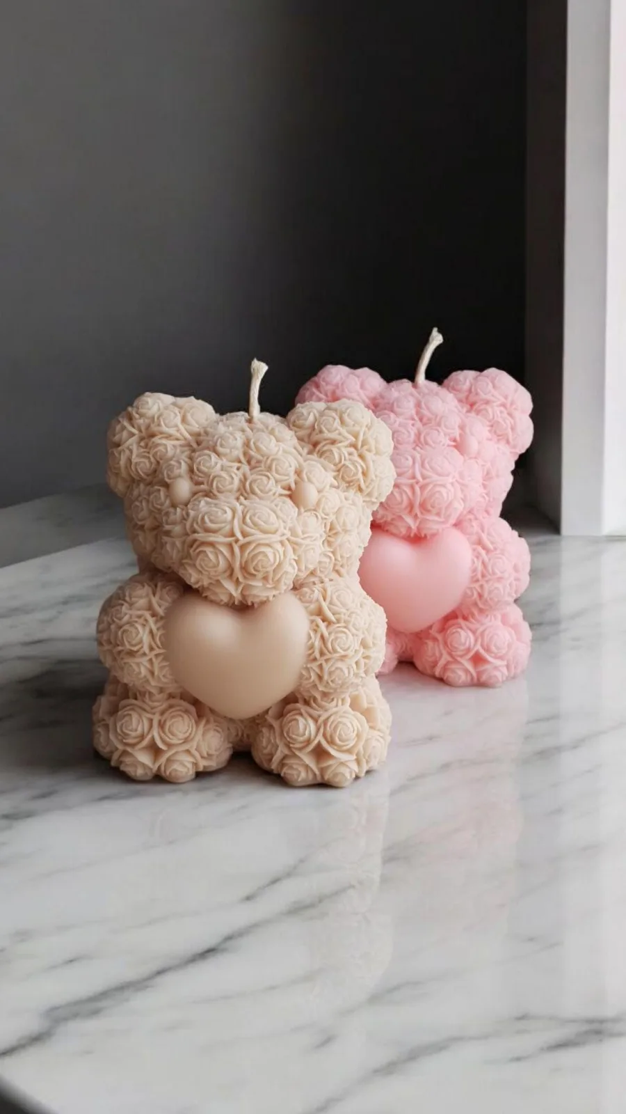 Rosenbär Kerze aus Rapswachs – Teddy Kerze mit Herz | Geschenkidee
