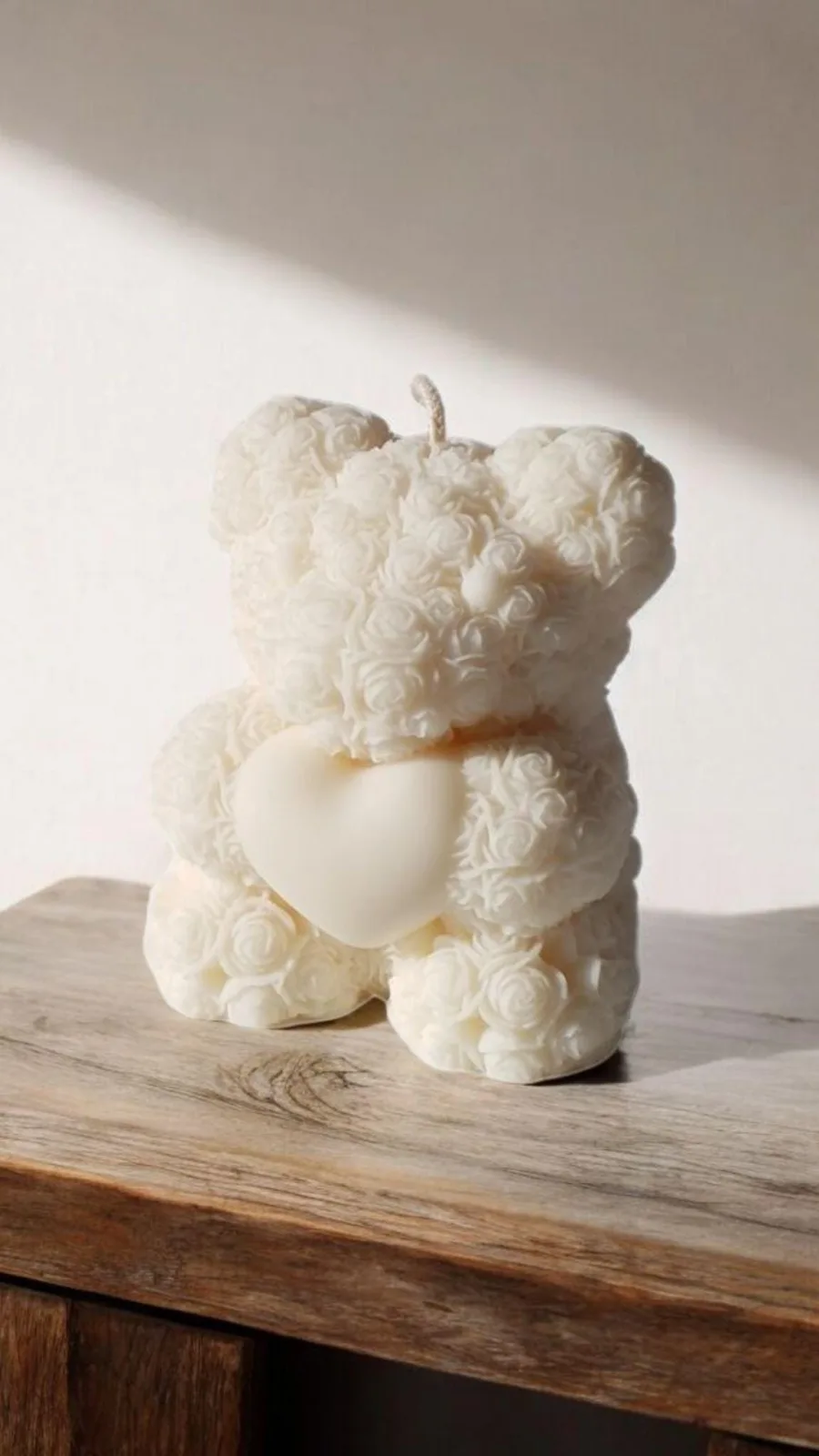 Rosenbär Kerze aus Rapswachs – Teddy Kerze mit Herz | Geschenkidee – Bild 3